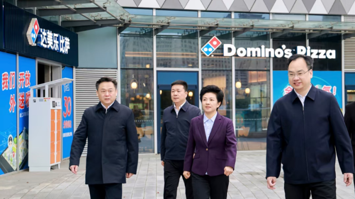 万闻华专题调研节日促消费工作